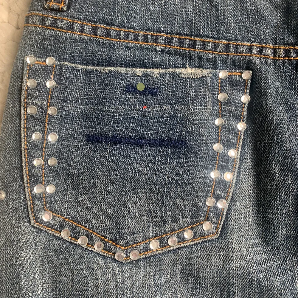 Super cool jeans kjol med glittriga sten detaljer och fjärilar, passar stolek M/S, köpt secondhand!❤️ Pris kan diskuteras vid snabb affär. Kjolar.