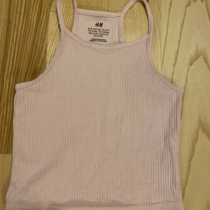 Ribbat linne - Strl 134/140, kortare modell. Begagnat skick.