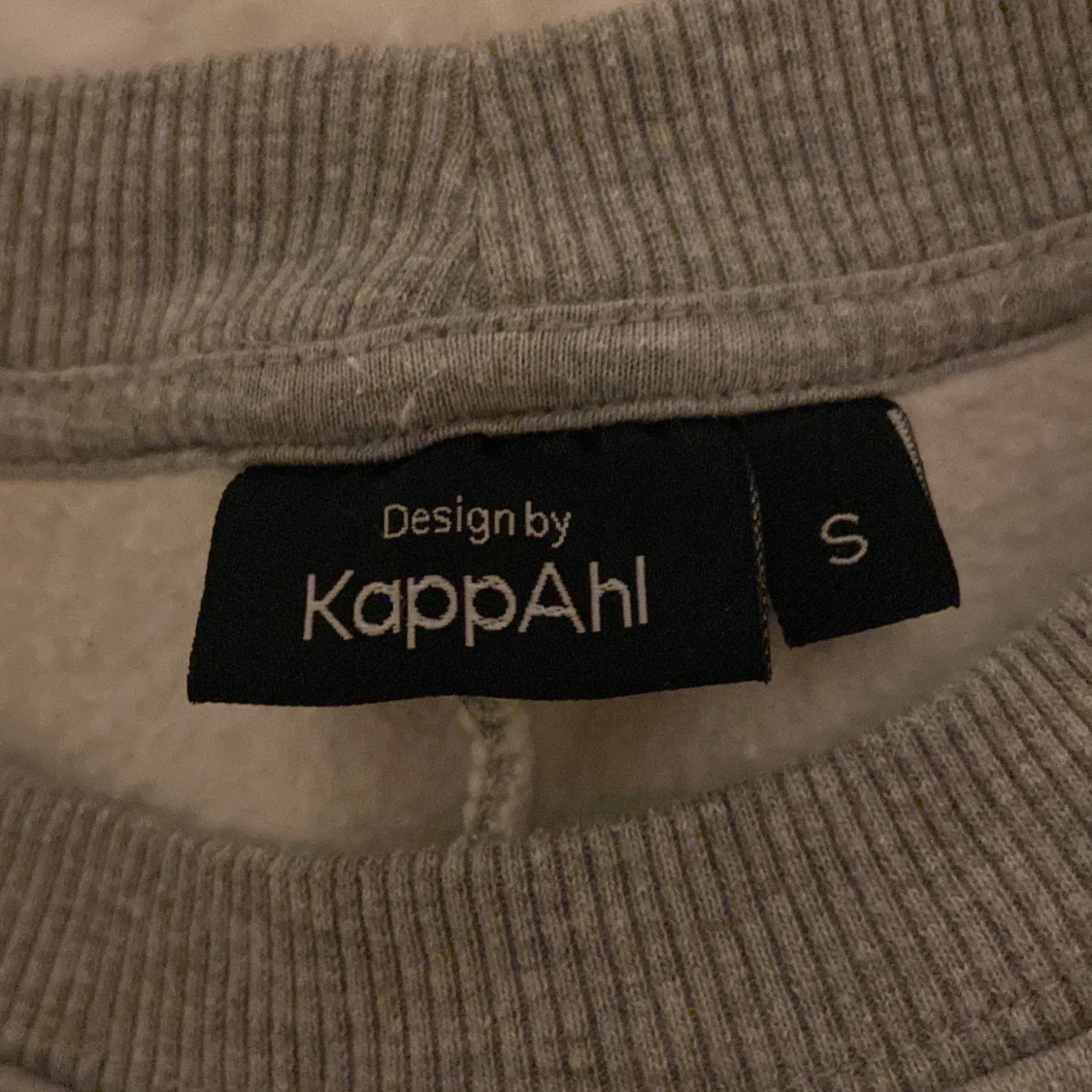 Grå tjocktröja  - 91