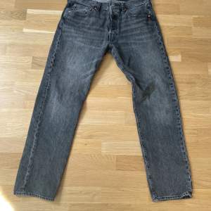 Säljer nu mina Levis 501 Jeans då jag inte använder de. Ny pris 1300kr. Skicket är väldigt bra och jeansen är använda några gånger. Storleken är W34 L32, pris kan diskuteras vid en snabbaffär. Skicka ett meddelande för fler bilder! 