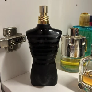 Jean Paul Le Male Gaultier 65/125ml - En underbar doft från Jean Paul, har lite över halva flaskan kvar (65/125ml)  Priset för denna är hugget i sten, kommer tyvärr inte sänka den, tack för förståelse🙏🏻