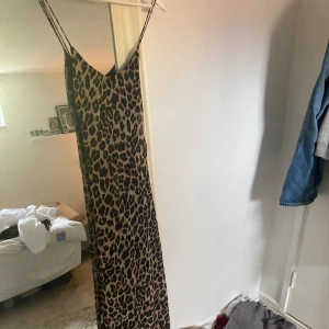 Leoparsklänning  - Super snygg leopardklänning från Gina tricot, lång ”öppen” rygg, väldigt lång klänning, storlek M men passar S