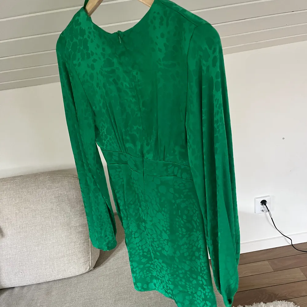 Hej! Säljer en jätte härlig grön fest klänning. Aldrig använd, helt ny, köpte fel storlek. Stl 34, passade mig bra som har stl  36💚. Klänningar.