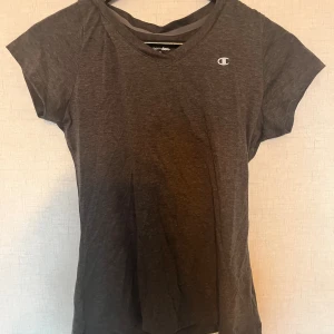 Champion tröja  - Tränings tröja från Champion, fungerar att använda som vanlig tröja och är  i ett bra skick
