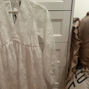 Studentklänning  - Jättefin klänning från Gina Tricot.  Aldrig använd (endast testad).  XS, passar även S och M  Köpt för 799kr.  Kan diskutera pris