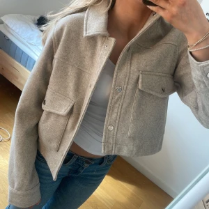 Beige jacka - Beige jacka från zara🙌 perfekt nu till våren o sommaren💗 använd en gång, köpte för 400kr