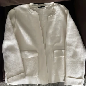 Creme färgad cardigan - Creme färgad cardigan i bra skick