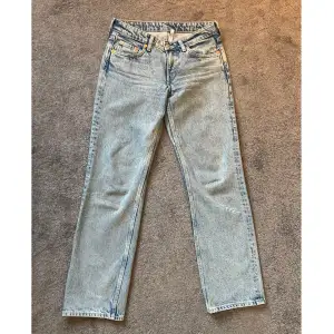 Knappt använda arrow Low jeans från weekday! Lite mer blå än vad som syns på bilderna💗 skitsnygga till sommarn & på våren. Midjemått rätt över är ungefär 39 exakt. Säljer då dem var lite för små för mig.