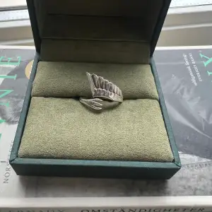 Säljer denna supersnygga ring från Maria Nilsdotter, den verkar dock vara slutsåld på hemsidan men jag har kvitto på ringen.🥰 Nypris 2495 (17 mm) jättebra skick!