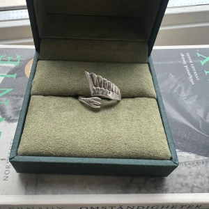 Maria Nilsdotter ring - Säljer denna supersnygga ring från Maria Nilsdotter, den verkar dock vara slutsåld på hemsidan men jag har kvitto på ringen.🥰 Nypris 2495 (17 mm) jättebra skick!