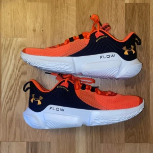Flow futr x 2 Under Armour  - Säljer ett par flow futr x i runt 9/10 skick det finns en  liten crease på skorna framme som man ser på bilden  men syns inte i person. Pris kan diskuteras men kommer inte gå lägre än 550 eftersom de är svåra att få tag på och är knappast använda.