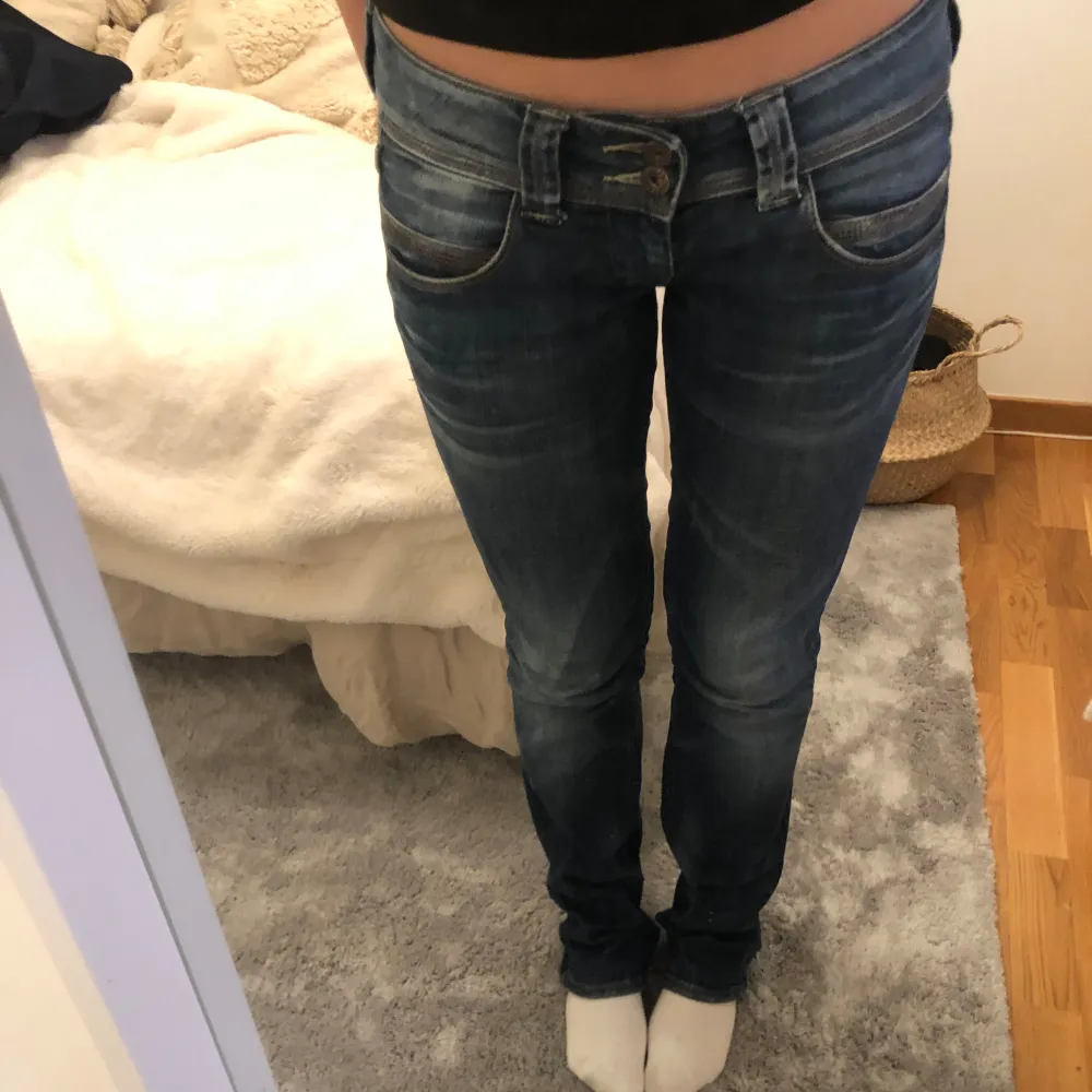 Säljer dessa supersnygga pepe jeans då de tyvärr är för långa för mig!💓 De är använda men har inga tecken på slitningar! Midjemått: 42 cm Nypris: ca 1000kr Pris går att diskutera vid snabb handel!🩷 Tryck gärna på köp nu!💓. Jeans & Byxor.