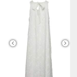 Säljer denna drömmiga långklänningen ifrån fashion by strand. Älskar denna!!! 🫶🏻🫶🏻den är helt oanvänd med prislappen kvar ❤️