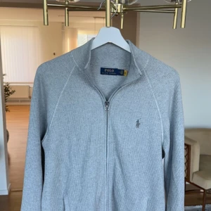 Polo Ralph Lauren kofta - Säljer Ralph Lauren kofta i färgen grå. Använd ett par gånger bara, utan några skador. Ny pris är 2500. Storlek M.