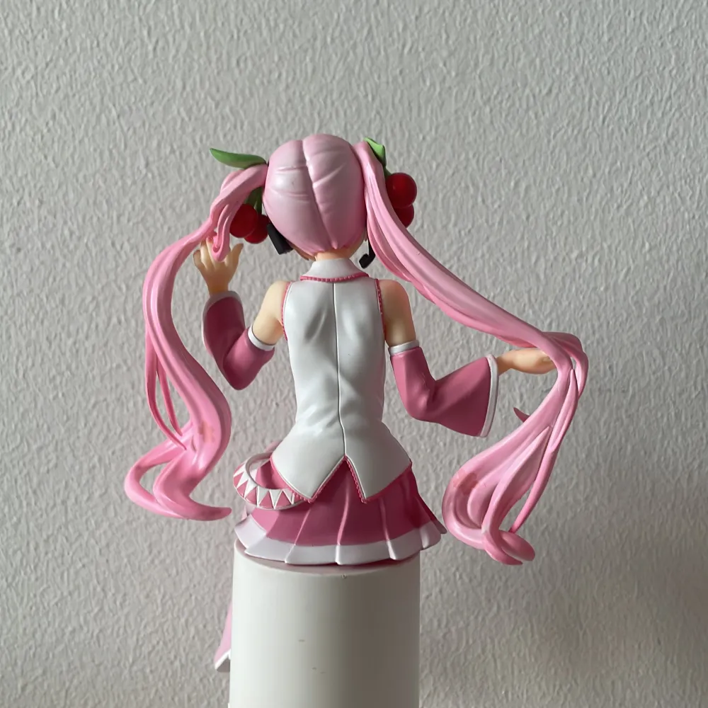 En rosa sittande anime docka! Säljer min sakura miku docka. Den är ungefär 15cm lång. Hon kommer i en kartong och är i väldigt bra skick!💕 säljer för 499 men pris kan diskuteras🩷hör av för mer info! . Övrigt.