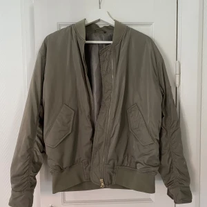 Filippa K Bomberjacka  - Perfekt vårjacka från Filippa K i en fin grön färg. Bomberjacka med fina detaljer i storlek M, sparsamt använd så är i fint skick! 