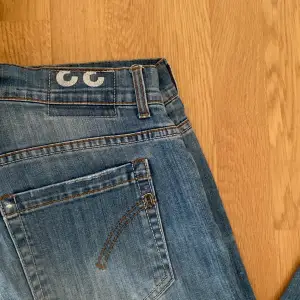 Sjukt snygga dondup jeans (george slim-fit) i storlek 33. Jeansen är i toppskick och säljs nu för ett bra pris! Skriv vid frågor! Priset kan diskuteras vid snabb affär!