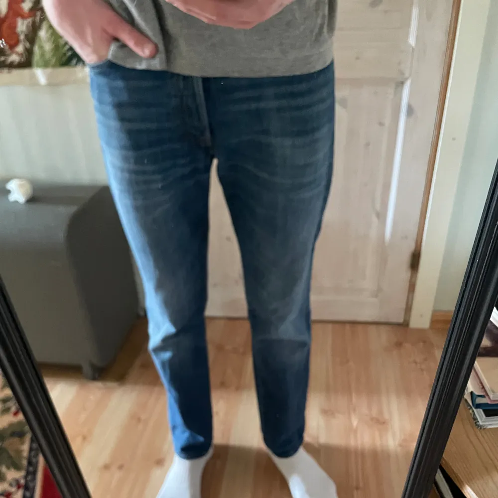 Blåa BLK DNM jeans, väldigt schyssta o snygga jeans fit: slim/regular, storlek 30/32 men dem är små i storleken så passar även 30/30 28/30 Modell 21 piké blue  Tveka inte på att skriva om du har några frågor!. Jeans & Byxor.