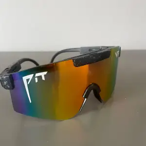 Helt nya Pit Viper Solglasögon med extra gummi insatser, glasögonfodral och glasögonpåse