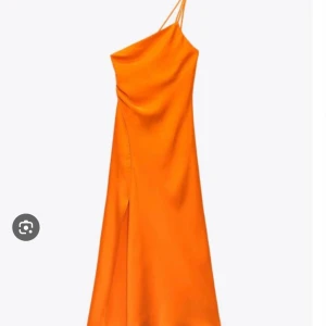 oreange maxiklännning - säljer denna otroliga långklänning från zara i satin. endast använd 1 gång. strl xs passar även mig som brukar ha 36/s 🧡🧡 Jag är ca 162, den går enda ner till fötterna på mig med klackar 🫶🏼