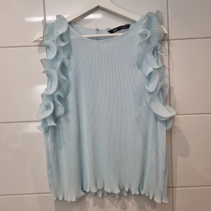 Blus topp från Zara  - Tömma min garderob på saker jag inte använder. Snygg blus som jag använder ett par gånger. Inga fläckar eller defekter. Ljusblå färgen lite transparent. Storlek: M.