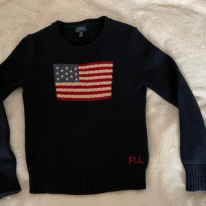 Polo Ralph Lauren tröja - Stickad tröja i mycket fint skick, knappt använd. Inga defekter. Passar både tjej och kille. Barnstorlek XL 16 år, men den är liten i storleken så passar om man är 150-160 cm.  Skriv vid frågor/fler bilder 😊