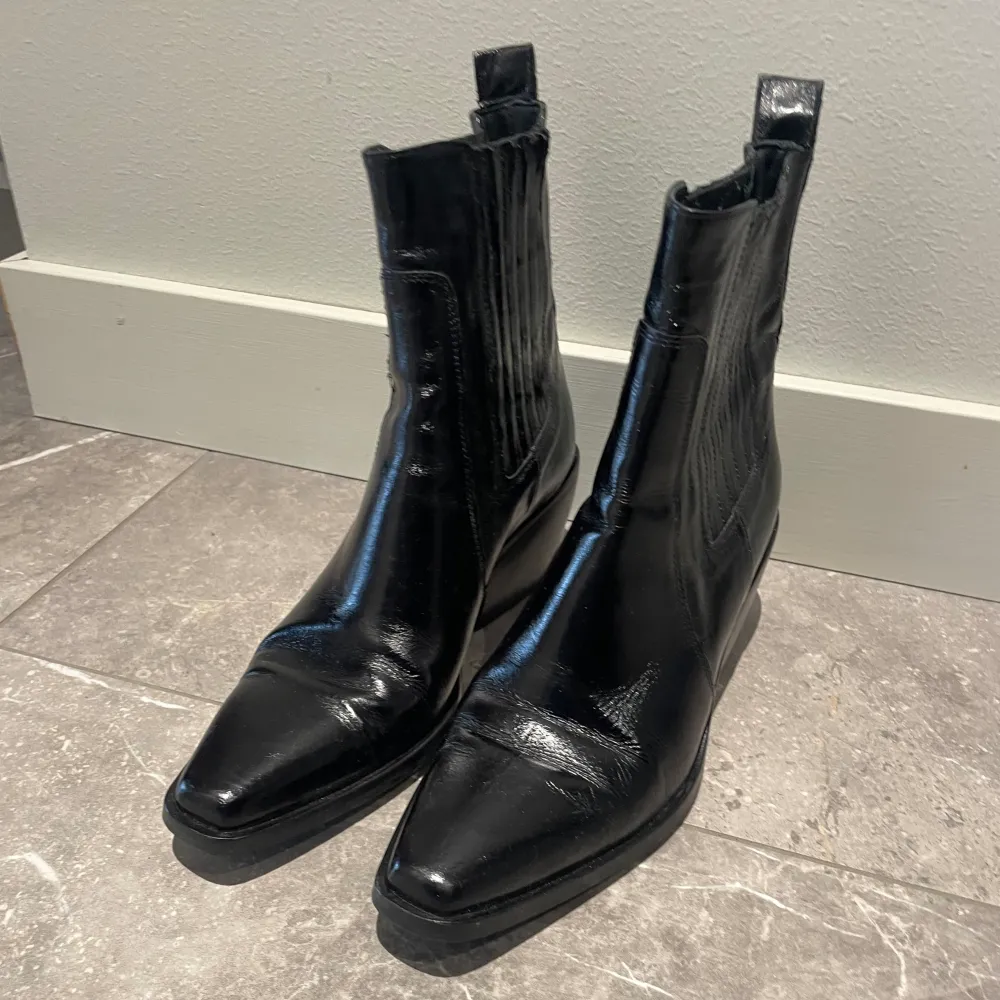 Coola western boots från Novita, tillverkade i Italien, äkta skinn. Använd fåtal gånger, storlek 37. Skor.