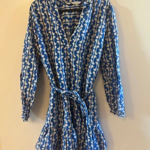 Fin sommarklänning från Zara - Fin kort sommarklänning från Zara. Strl L. 