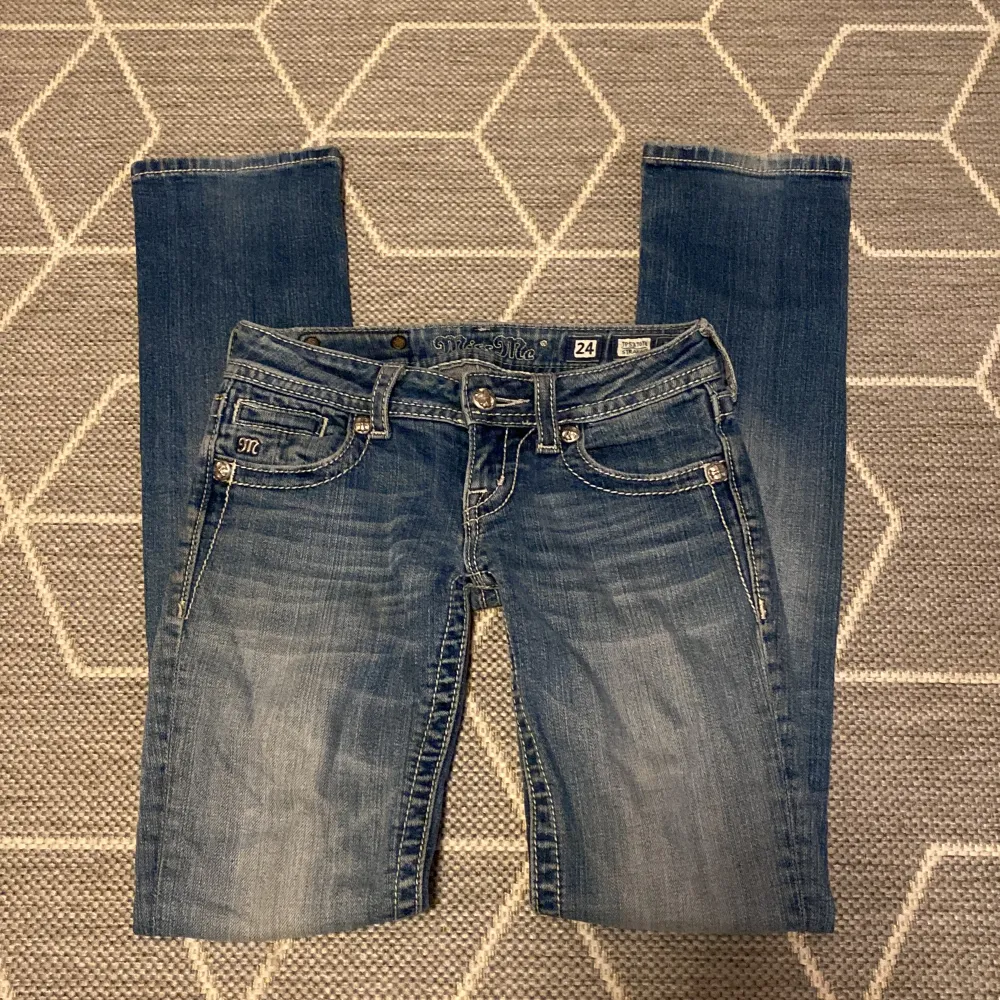 miss me jeans i modellen ”straight” med kors på backfickorna💗säljer på grund av att dem är för små för mig. Jeans & Byxor.