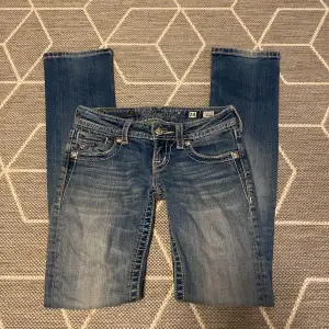 miss me jeans i modellen ”straight” med kors på backfickorna💗säljer på grund av att dem är för små för mig