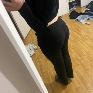 lågmidjade kostymbyxor  - jättefina svarta lågmidjade kostymbyxor, står it strl men typ xs-s❤️