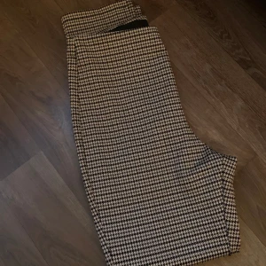 Tygbyxor med mönster - Tygbyxa med mönster använda 3 gånger bra skick. Strl S säljer för 130kr 
