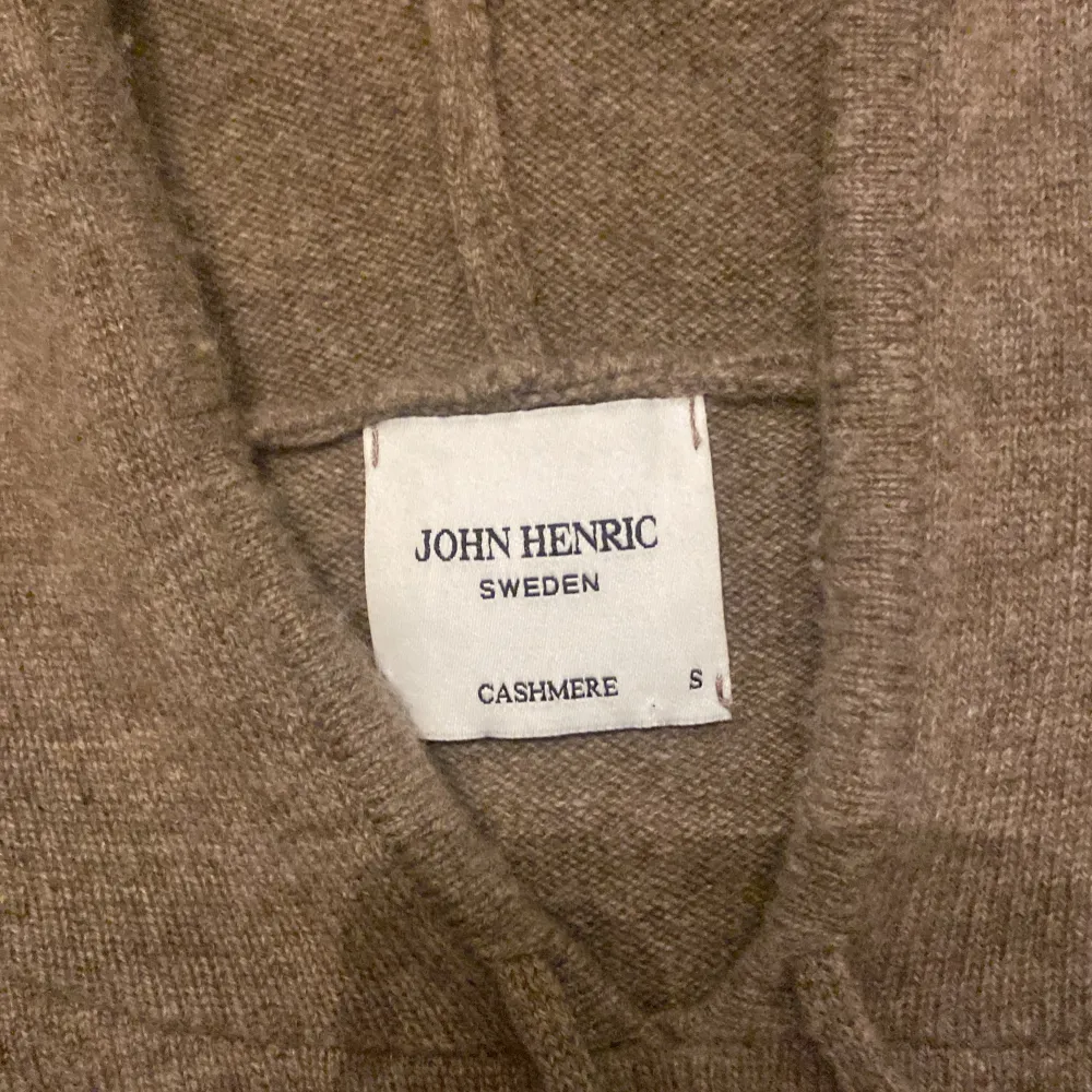Säljer en riktigt snygg john henric hoodie i färgen beige | nästintill oanvänd | cond 10/10 | strl S sitter tts | dm för frågor, pris kan diskuteras. Hoodies.