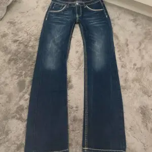 Skit snygga lågmidjade jeans som tyvärr var lite korta på mig💖 Midja: 40cm Innerben: 81cm Ytterben:108cm 