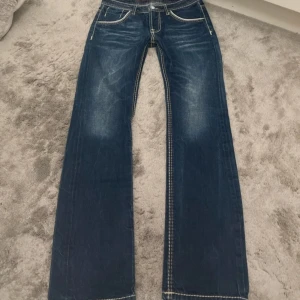 Lågmidjade jeans  - Skit snygga lågmidjade jeans som tyvärr var lite korta på mig💖 Midja: 40cm Innerben: 81cm Ytterben:108cm 