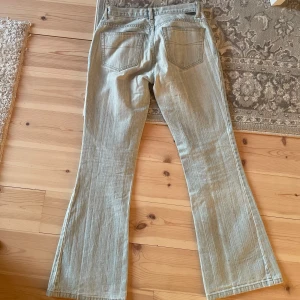 Lågmidjade jeans😍 - Lågmidjade jeans från Lipp. Oklart vilken storlek men skulle säga passar xs-s. Har ingen bild med dom på då de inte passar mig🥰 250kr + frakten