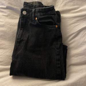 Ett par svarta jeans ifrån Monki. Jeansen är från början köpta secondhand men har bara blivit använda 1-2 gånger därför säljer jag vidare 🌙🌿
