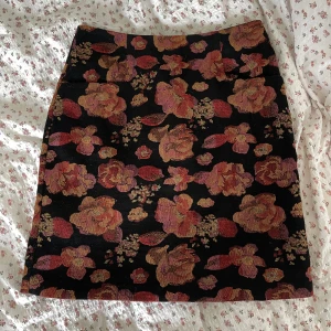 Blommig midikjol från Laura Ashley - En blommig midikjol från Laura Ashley i storlek 38. Säljer då den inte passar mig. Bra skick. ☀️