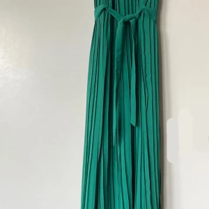 Långklänning  - Jättevacker och gudomlig looking klänning. Passar perfekt som balklänning eller till skolavslutningen. Passar i flera olika storlekar beroende på kropps form🤍