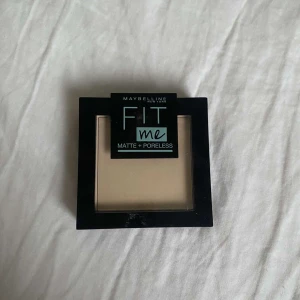 Puder - Ett puder från fit me som är använt MAX 3 gånger! Powder puffen som ligger i förpackningen medkommer💕 kontakta gärna via frågor😊💗