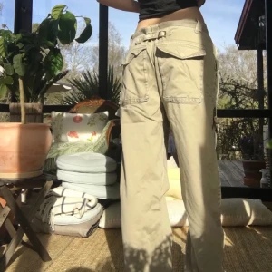 Byxor  - Gröna vintage cargobyxor, innerbenslängden är 84 cm, passar S-M beroende på hur man vill dom ska sitta, stilen är baggy och lite utsvängda 