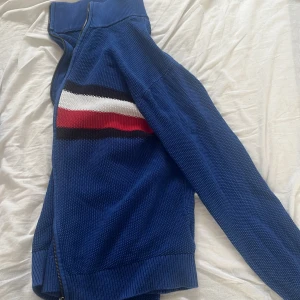 Hilfiger zip - Tja, säljer riktigt schysst Hilfiger zip, använd 1 gång så som ny 