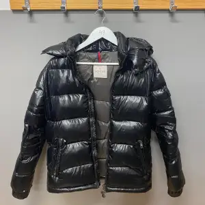 svart moncler maya, i ganska bra skick förutom att det finns två små hål. säljer pga att jag inte använder den längre 