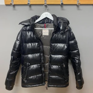 moncler maya - svart moncler maya, i ganska bra skick förutom att det finns två små hål. säljer pga att jag inte använder den längre 