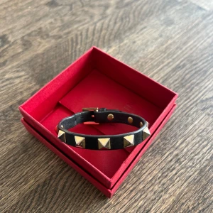 Valentino armband - Jättefint skick, äkthetsbevis och låda tillkommer
