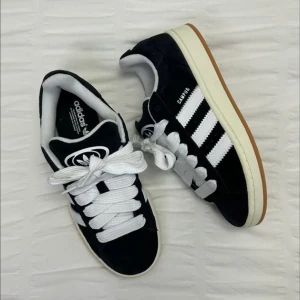 Adidas Campus svart - Säljer mina adidas campus i strlk 38. Dem är använda ett fåtal gånger men dem är inte smutsiga eller slitna✨ kan skicka fler bilder om det skulle vara av intresse. 