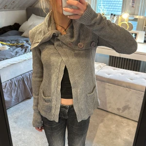 Grå kofta - Skit snygg grå kofta🤩 man knäpper med knappar längst upp!