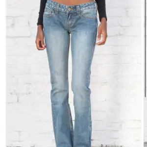 Lågmidjade bootcut jeans från brandy Melville i modellen kylie jeans, sitter bra på mig som är storlek s