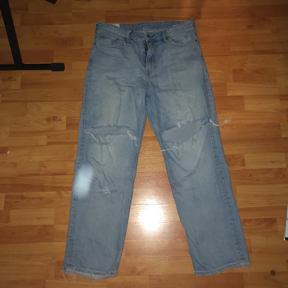 Blåa jeans från H&M🙌 Loose fit. Bra använt skick. Syns mest längst ner på benen.. Jeans & Byxor.