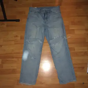 Blåa jeans från H&M🙌 Loose fit. Bra använt skick. Syns mest längst ner på benen.